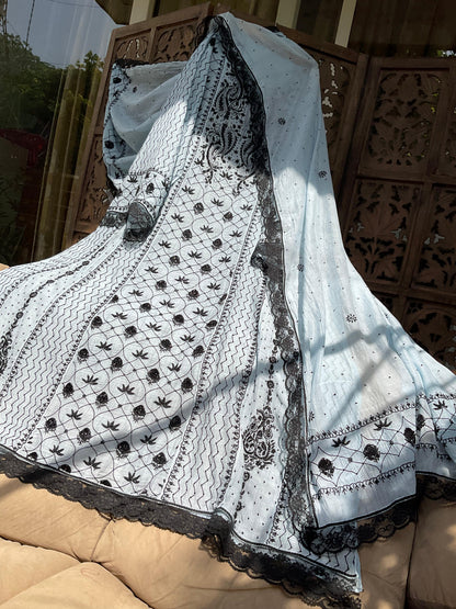 Ensemble Anarkali Mulmul Chanderi avec broderies Chikankari et de sequins, et dupatta très brodée (par 3) (Non cousu)