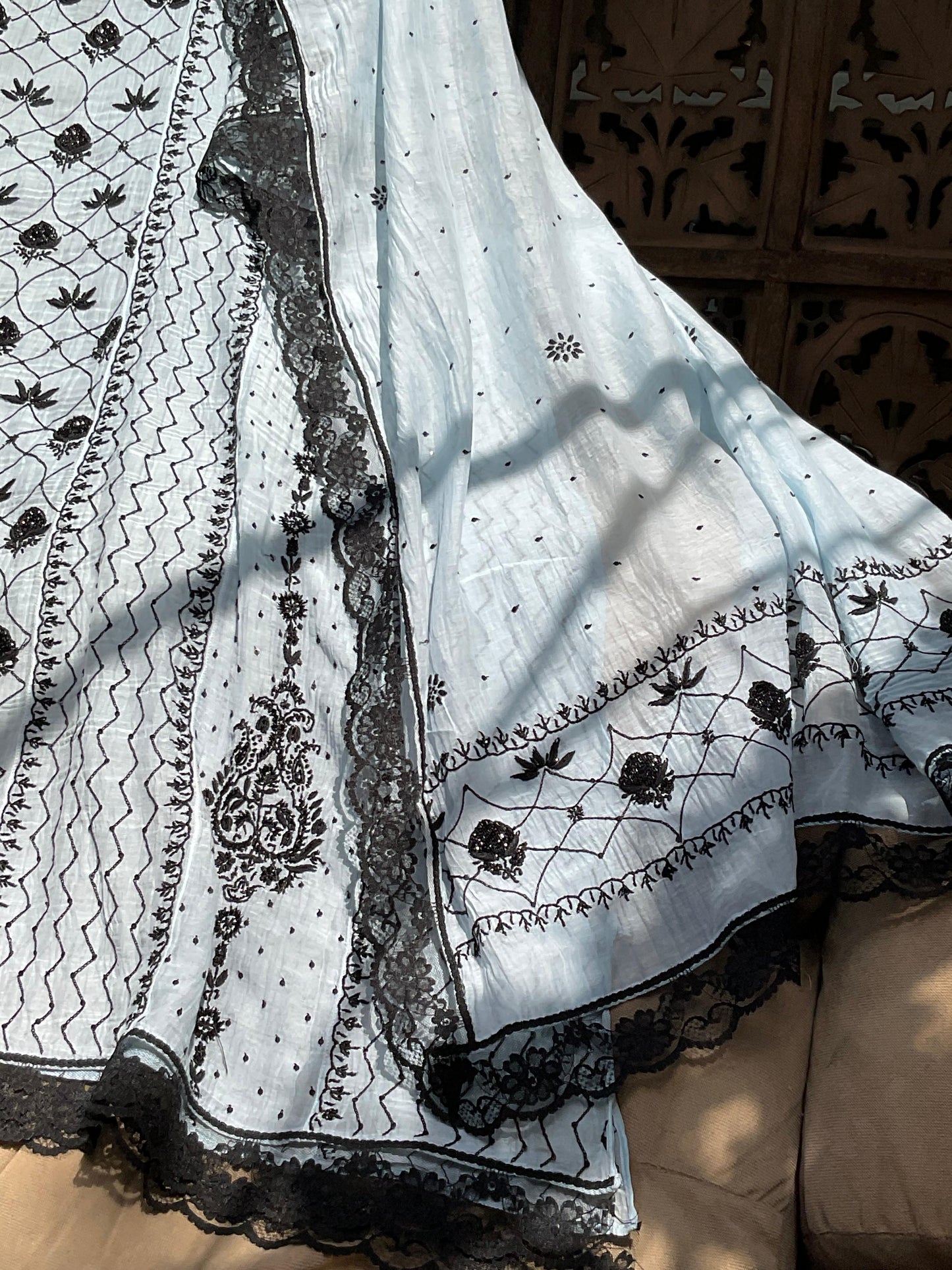 Ensemble Anarkali Mulmul Chanderi avec broderies Chikankari et de sequins, et dupatta très brodée (par 3) (Non cousu)