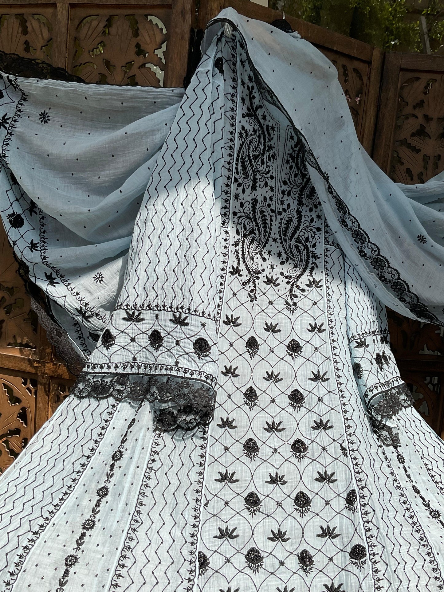 Ensemble Anarkali Mulmul Chanderi avec broderies Chikankari et de sequins, et dupatta très brodée (par 3) (Non cousu)