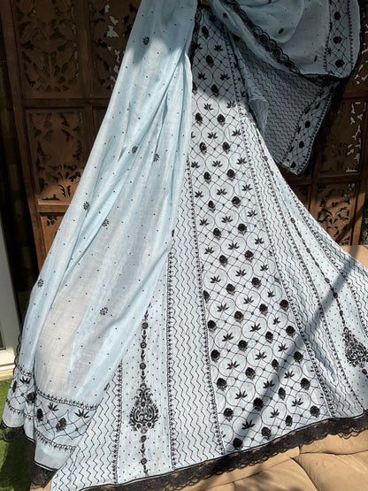 Ensemble Anarkali Mulmul Chanderi avec broderies Chikankari et de sequins, et dupatta très brodée (par 3) (Non cousu)