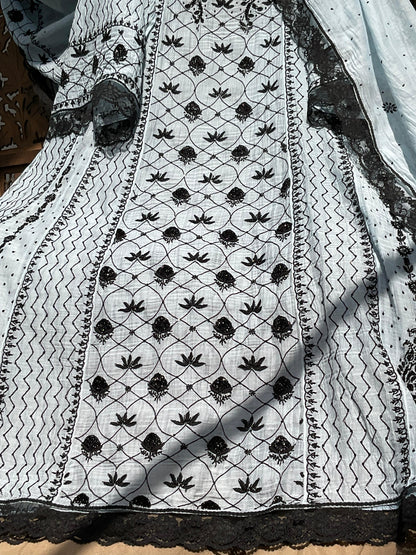 Ensemble Anarkali Mulmul Chanderi avec broderies Chikankari et de sequins, et dupatta très brodée (par 3) (Non cousu)