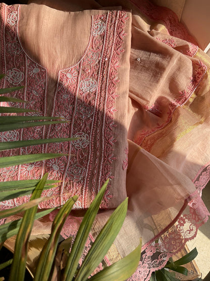 Ensemble Kurta en Mulmul avec panneaux ornés de broderies Chikankari colorées et de perles-cutdanas, et dupatta brodée (Lot de 3) (Non cousu)