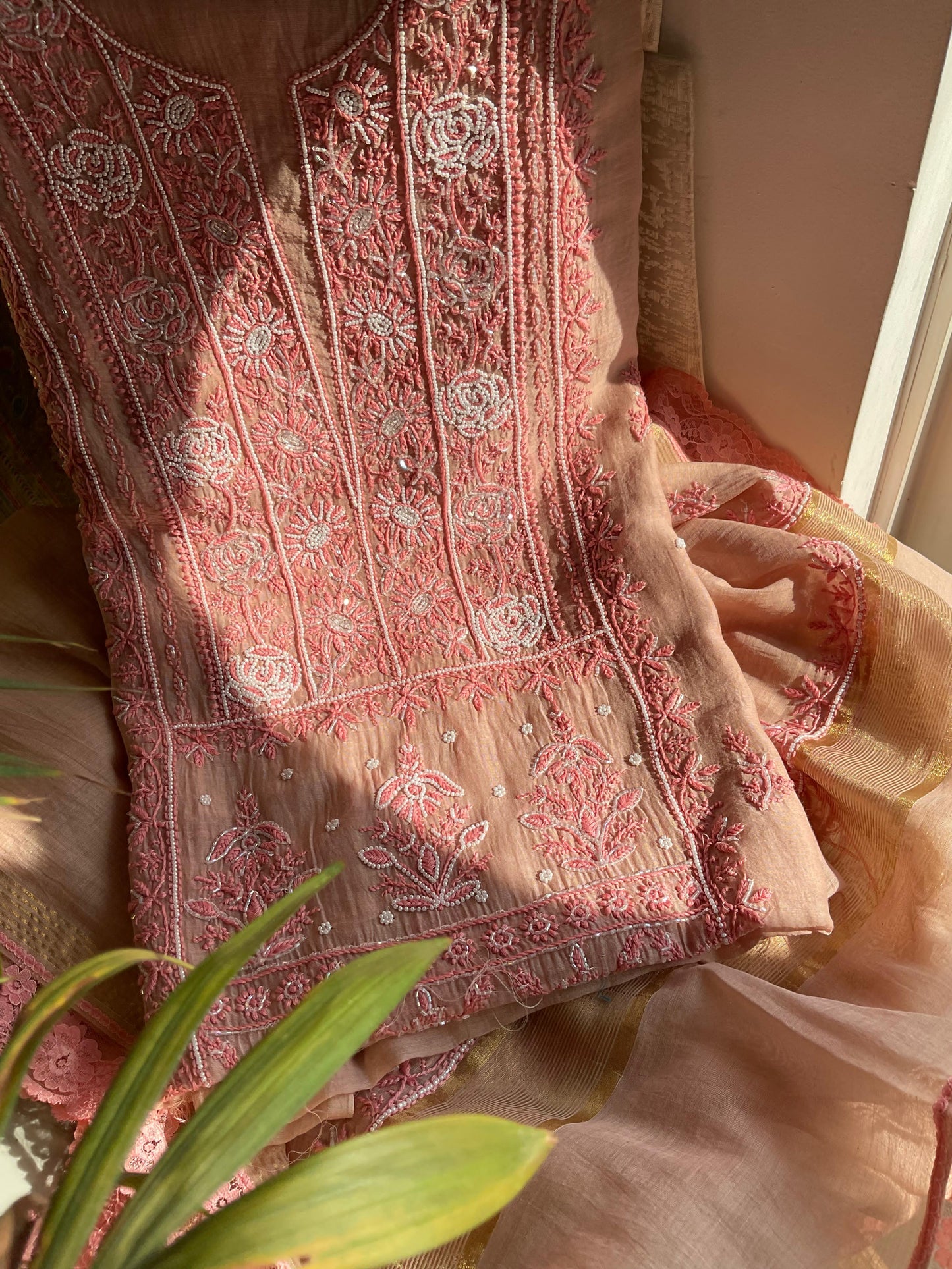 Ensemble Kurta en Mulmul avec panneaux ornés de broderies Chikankari colorées et de perles-cutdanas, et dupatta brodée (Lot de 3) (Non cousu)