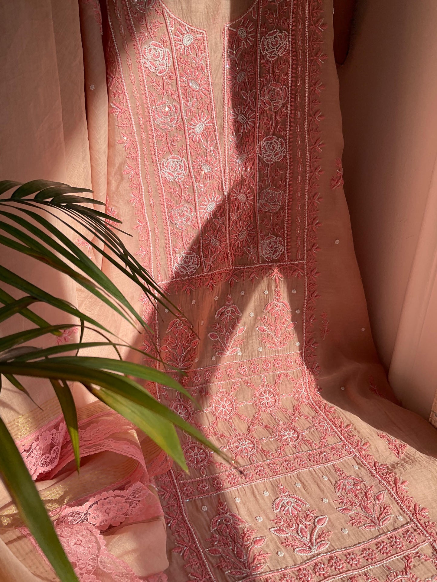 Ensemble Kurta en Mulmul avec panneaux ornés de broderies Chikankari colorées et de perles-cutdanas, et dupatta brodée (Lot de 3) (Non cousu)