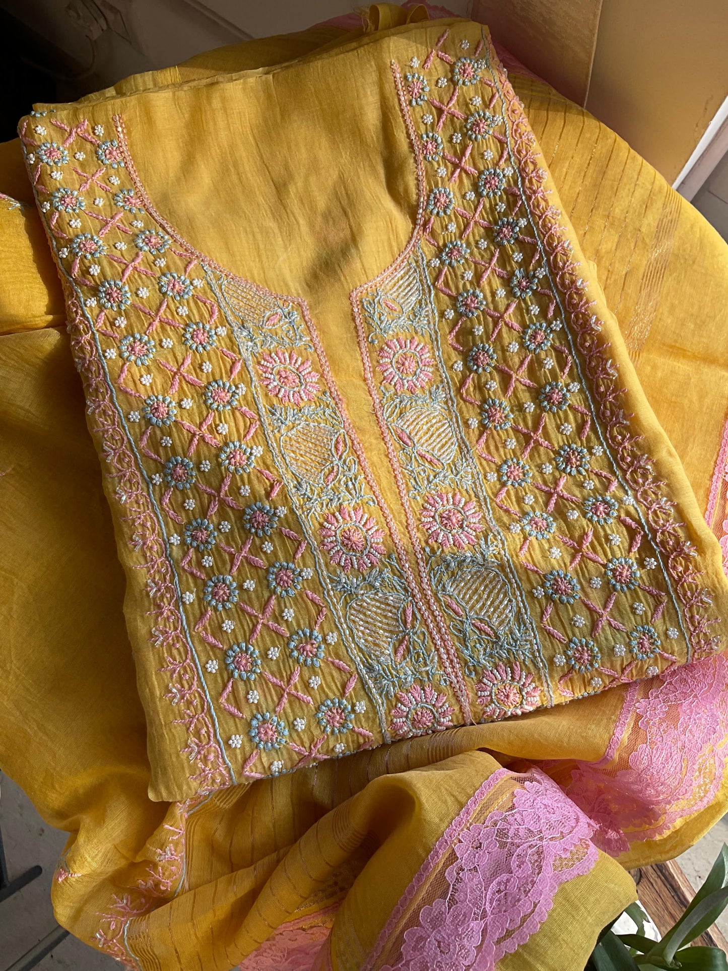 Ensemble Kurta en Mulmul avec panneaux brodés Chikankari colorés et perles-Cutdana avec Dupatta brodé (Lot de 3) (Non cousu)