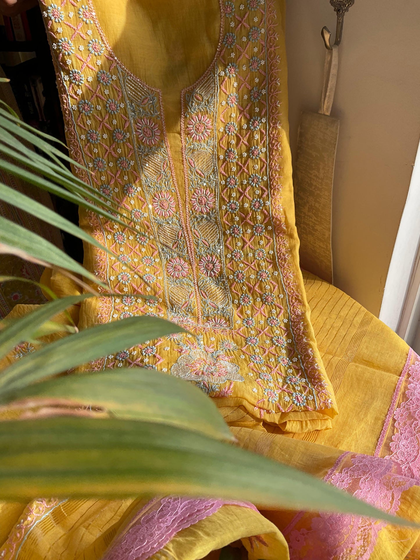 Ensemble Kurta en Mulmul avec panneaux brodés Chikankari colorés et perles-Cutdana avec Dupatta brodé (Lot de 3) (Non cousu)