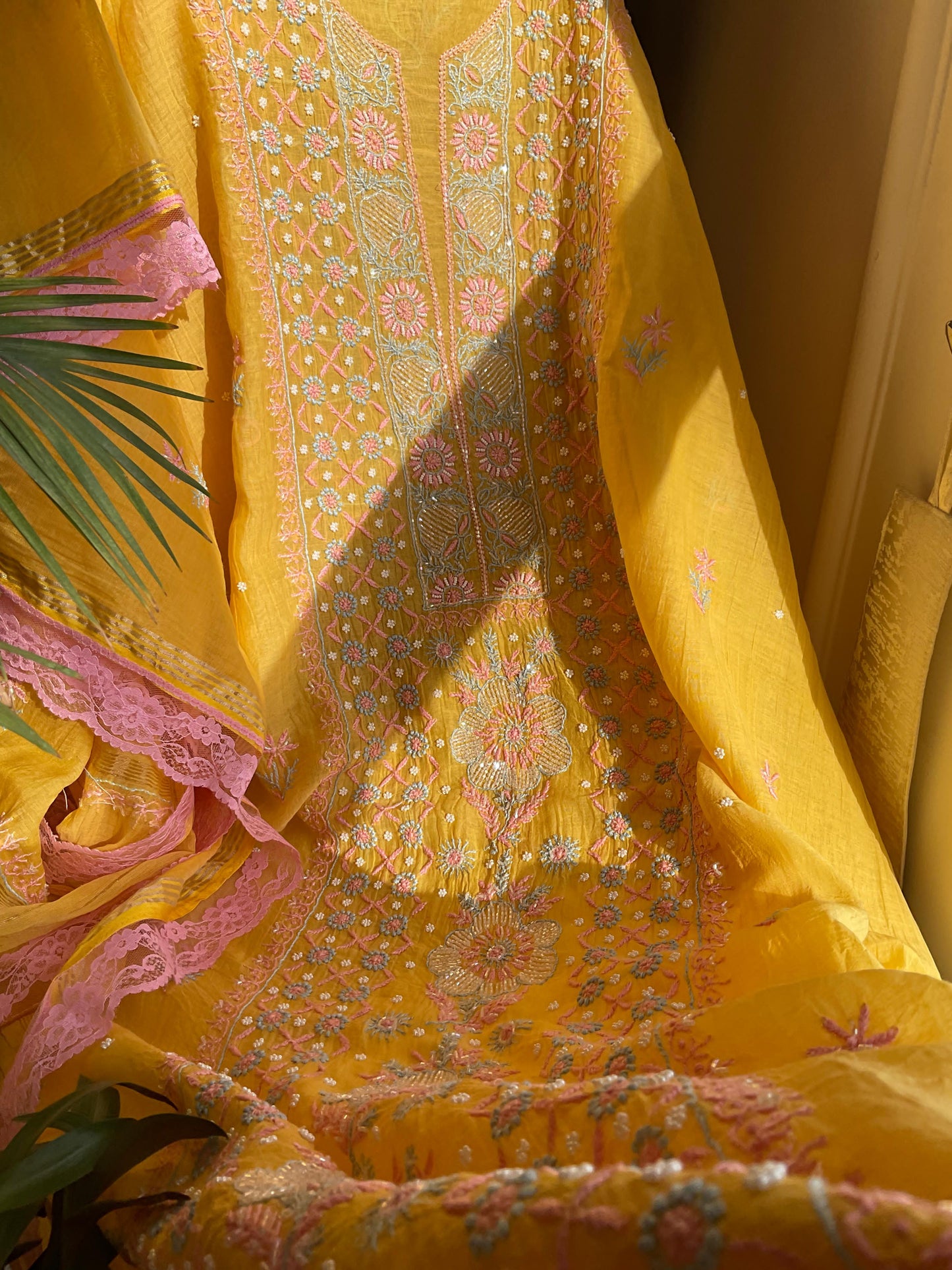 Ensemble Kurta en Mulmul avec panneaux brodés Chikankari colorés et perles-Cutdana avec Dupatta brodé (Lot de 3) (Non cousu)