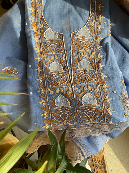 Ensemble Kurta Mulmul avec panneaux ornés de broderies Chikankari colorées et de perles-cutdana, et de broderies sur le dupatta (ensemble de 3) (non cousu)