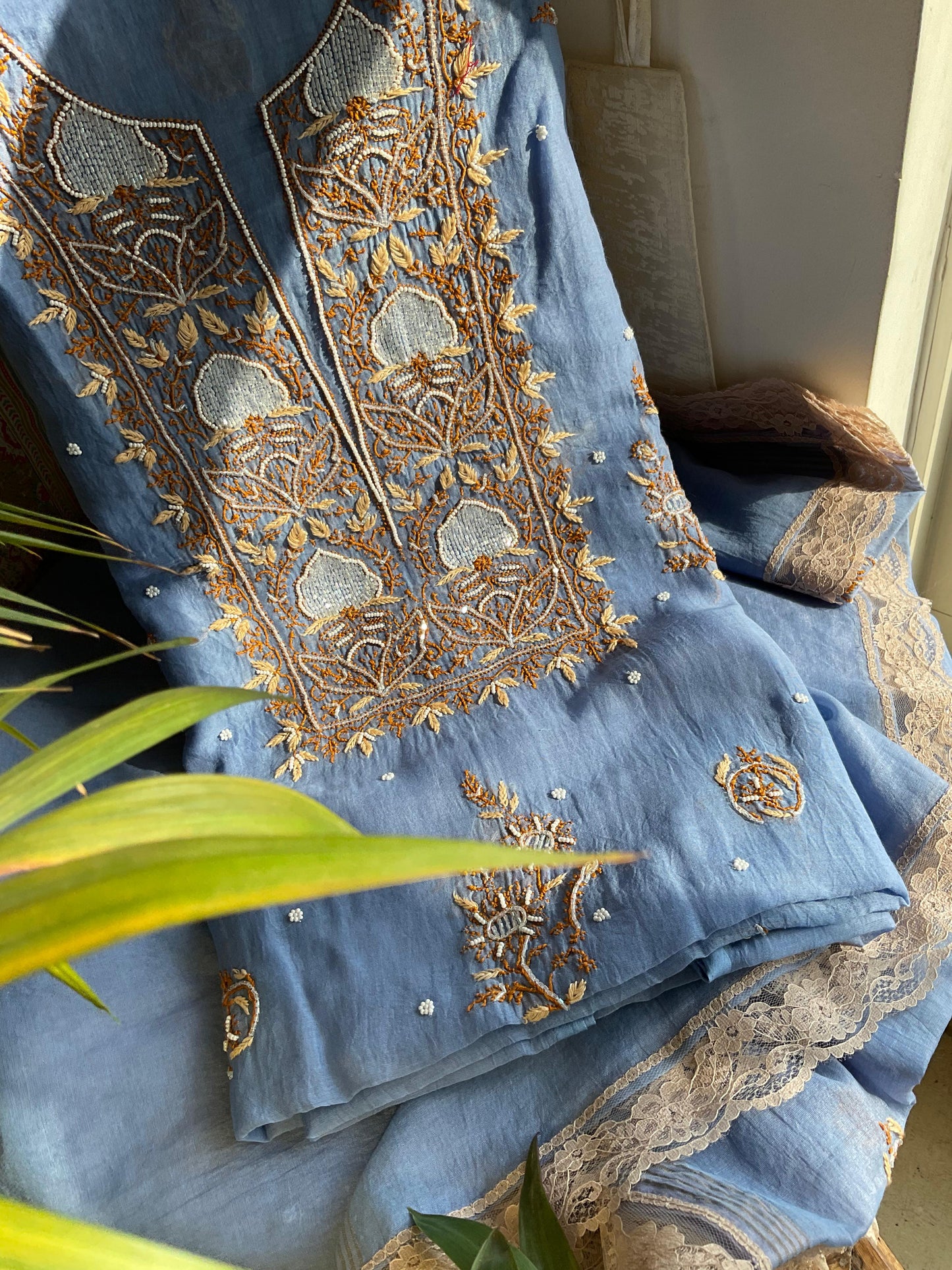Ensemble Kurta Mulmul avec panneaux ornés de broderies Chikankari colorées et de perles-cutdana, et de broderies sur le dupatta (ensemble de 3) (non cousu)