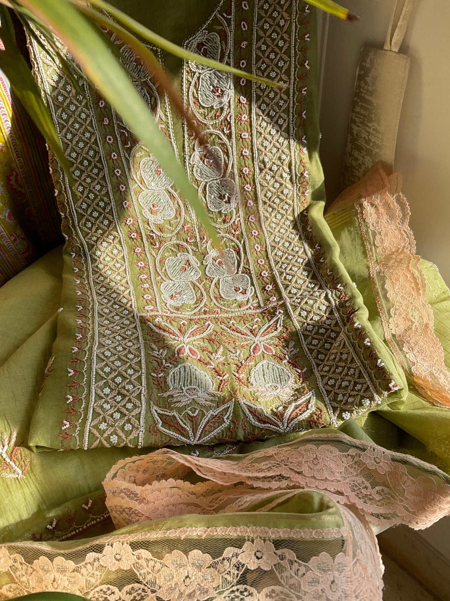 Ensemble Kurta Mulmul avec empiècements en Chikankari coloré et perles-cutdana, et dupatta brodé (Lot de 3) (Non cousu)