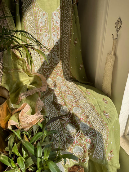 Ensemble Kurta Mulmul avec empiècements en Chikankari coloré et perles-cutdana, et dupatta brodé (Lot de 3) (Non cousu)