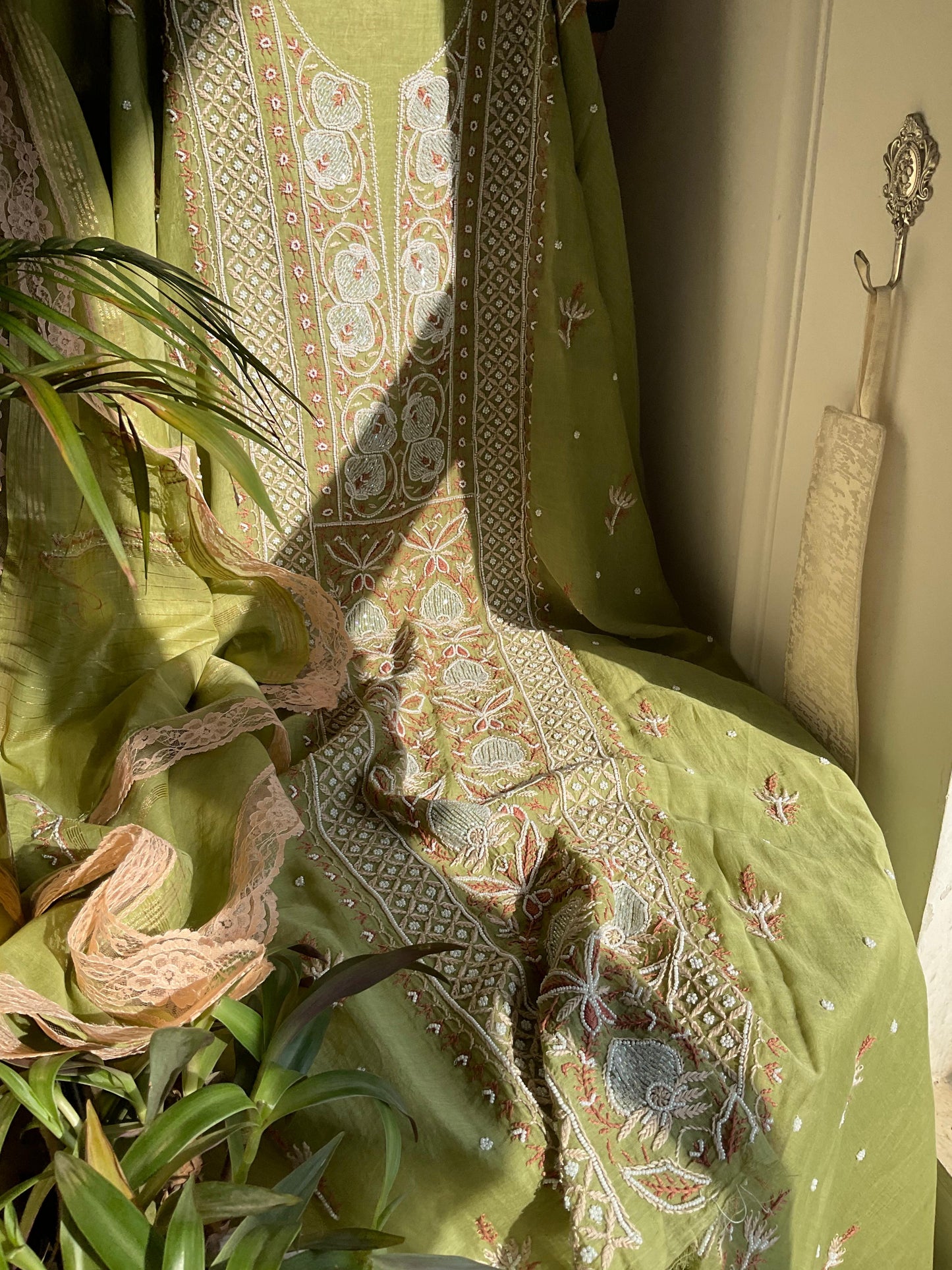 Ensemble Kurta Mulmul avec empiècements en Chikankari coloré et perles-cutdana, et dupatta brodé (Lot de 3) (Non cousu)