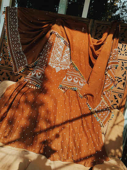 Ensemble Anarkali avec embellissements Chikankari et Cutdana-Moti et Dupatta Brodé (Ensemble de 3) (Non Cousu)