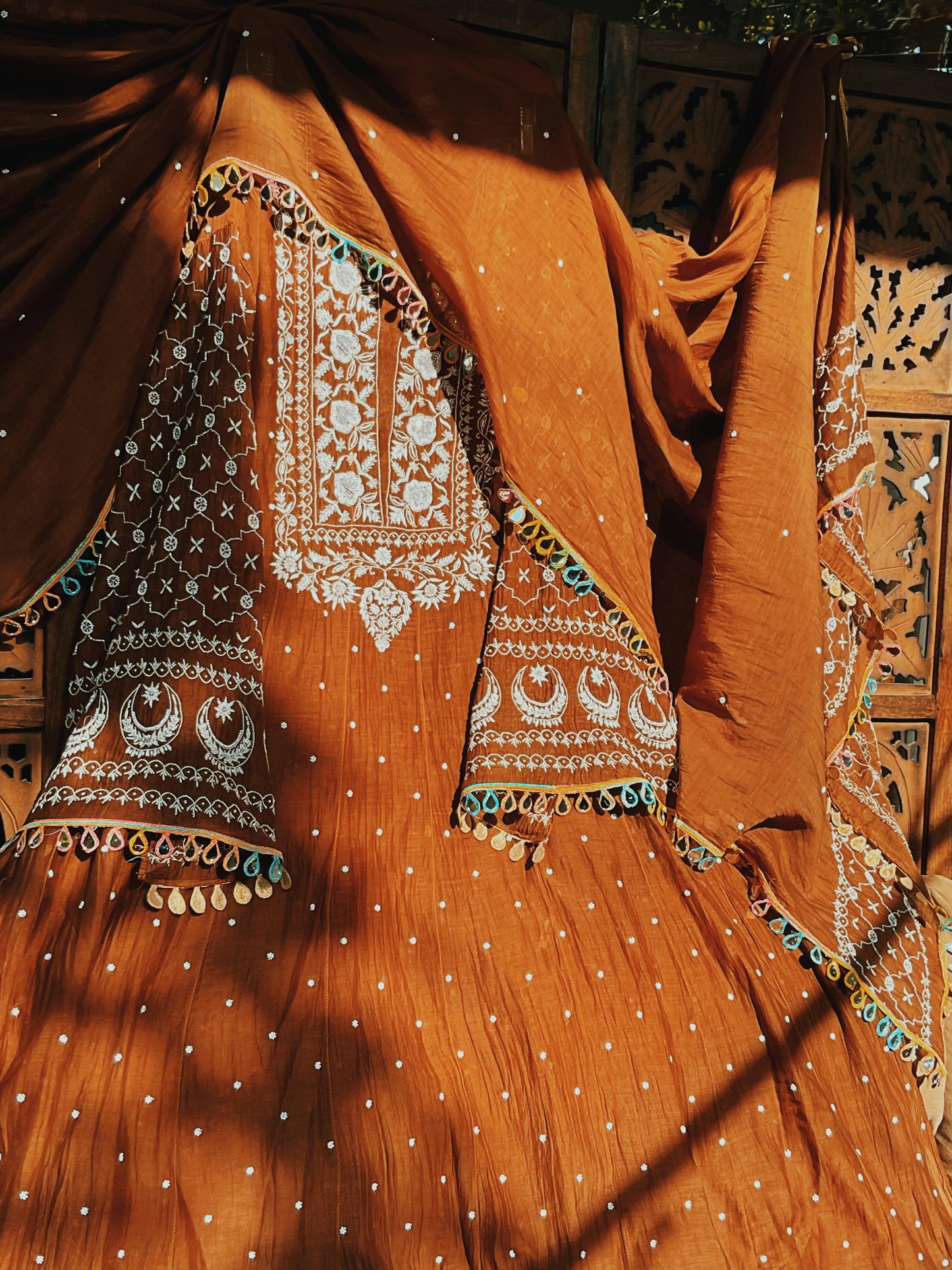 Ensemble Anarkali avec embellissements Chikankari et Cutdana-Moti et Dupatta Brodé (Ensemble de 3) (Non Cousu)