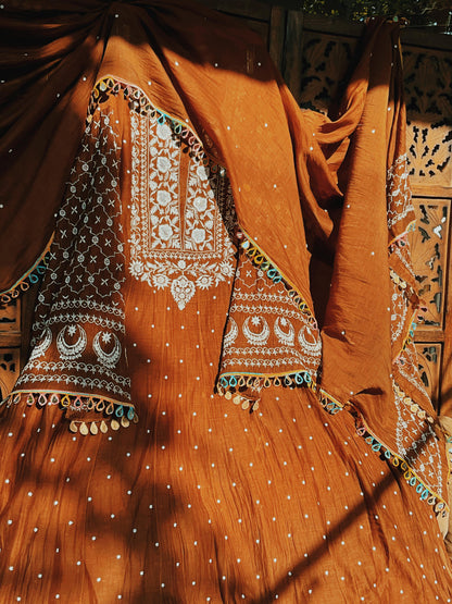 Ensemble Anarkali avec embellissements Chikankari et Cutdana-Moti et Dupatta Brodé (Ensemble de 3) (Non Cousu)