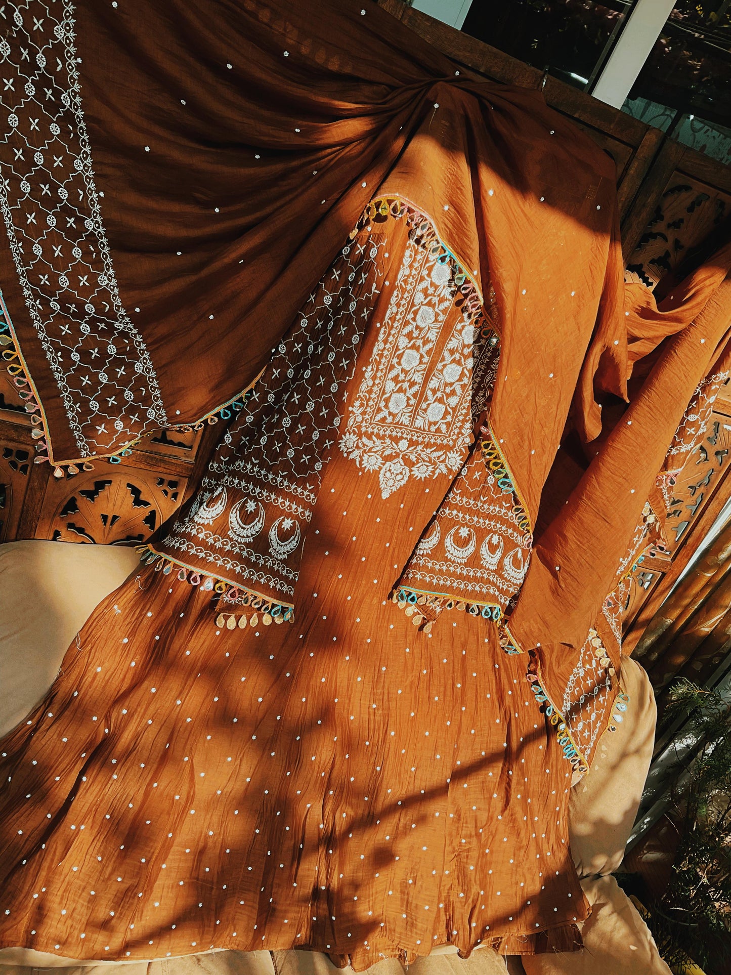 Ensemble Anarkali avec embellissements Chikankari et Cutdana-Moti et Dupatta Brodé (Ensemble de 3) (Non Cousu)