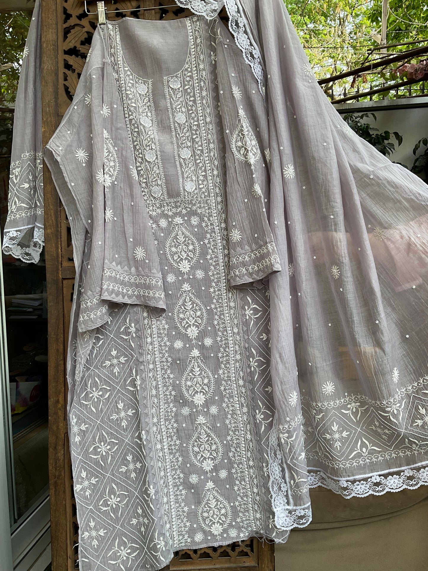 Ensemble Kurta Mulmul avec panneaux ornés de broderies Chikankari colorées et perles-Cutdana, et dupatta brodée (Lot de 3) (Non cousu)