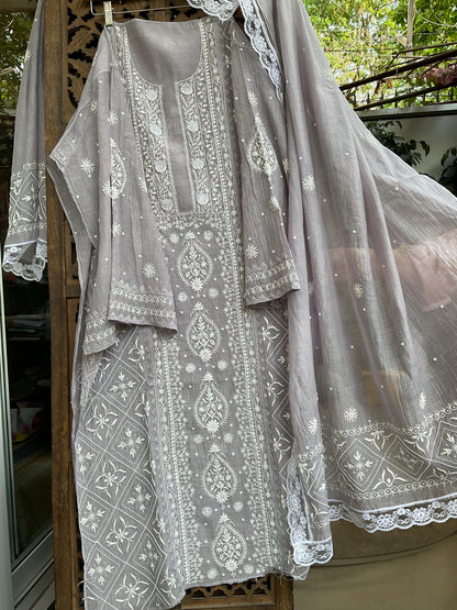 Ensemble Kurta Mulmul avec panneaux ornés de broderies Chikankari colorées et perles-Cutdana, et dupatta brodée (Lot de 3) (Non cousu)