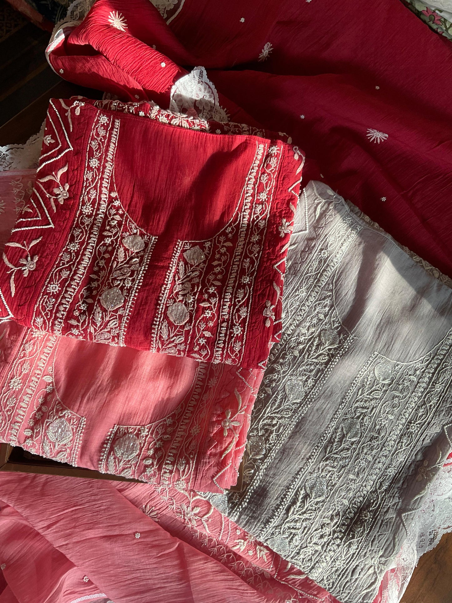 Ensemble Kurta Mulmul avec panneaux ornés de broderies Chikankari colorées et perles-Cutdana, et dupatta brodée (Lot de 3) (Non cousu)