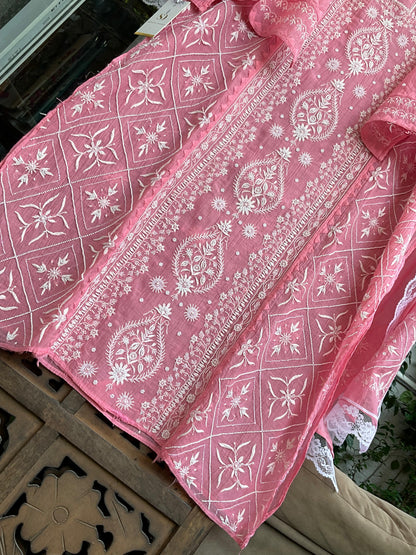 Ensemble Kurta Mulmul avec panneaux ornés de broderies Chikankari colorées et perles-Cutdana, et dupatta brodée (Lot de 3) (Non cousu)