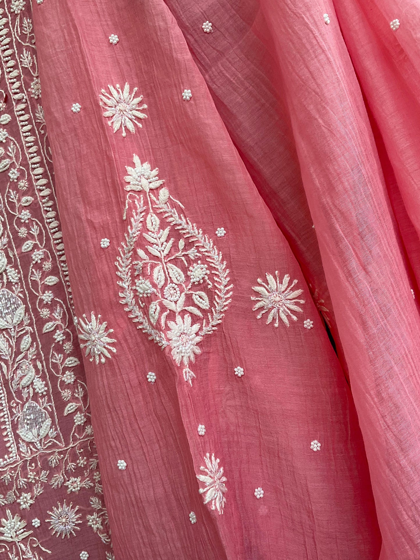 Ensemble Kurta Mulmul avec panneaux ornés de broderies Chikankari colorées et perles-Cutdana, et dupatta brodée (Lot de 3) (Non cousu)