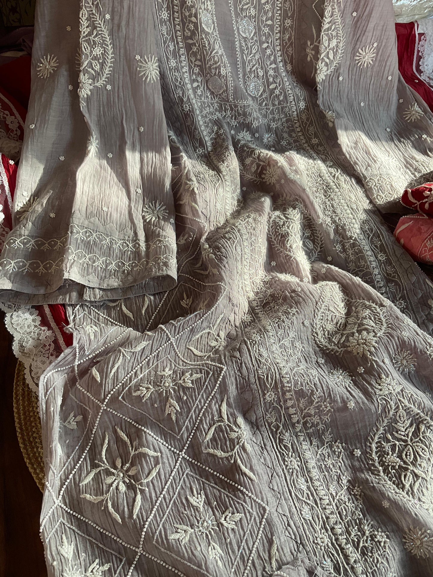 Ensemble Kurta Mulmul avec panneaux ornés de broderies Chikankari colorées et perles-Cutdana, et dupatta brodée (Lot de 3) (Non cousu)