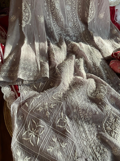 Ensemble Kurta Mulmul avec panneaux ornés de broderies Chikankari colorées et perles-Cutdana, et dupatta brodée (Lot de 3) (Non cousu)