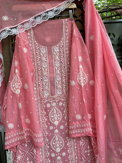 Ensemble Kurta Mulmul avec panneaux ornés de broderies Chikankari colorées et perles-Cutdana, et dupatta brodée (Lot de 3) (Non cousu)
