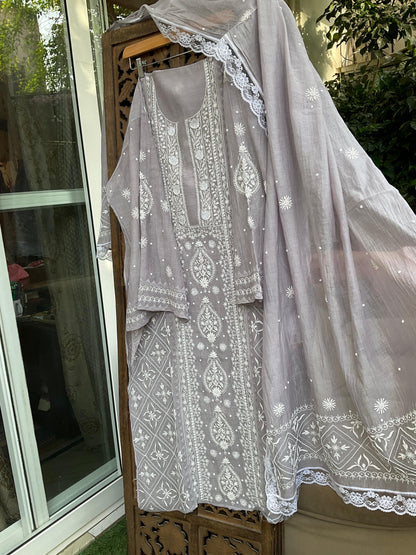 Ensemble Kurta Mulmul avec panneaux ornés de broderies Chikankari colorées et perles-Cutdana, et dupatta brodée (Lot de 3) (Non cousu)