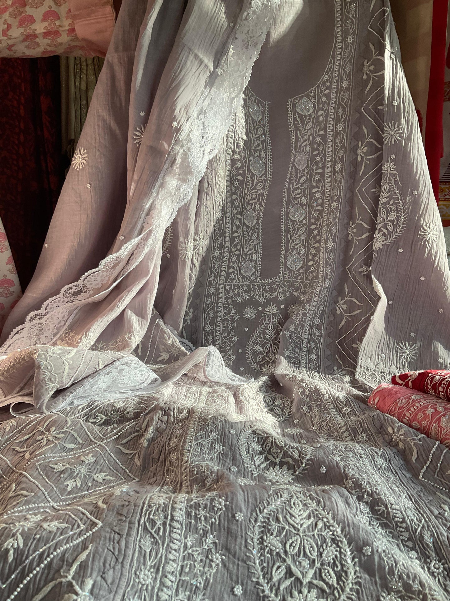 Ensemble Kurta Mulmul avec panneaux ornés de broderies Chikankari colorées et perles-Cutdana, et dupatta brodée (Lot de 3) (Non cousu)
