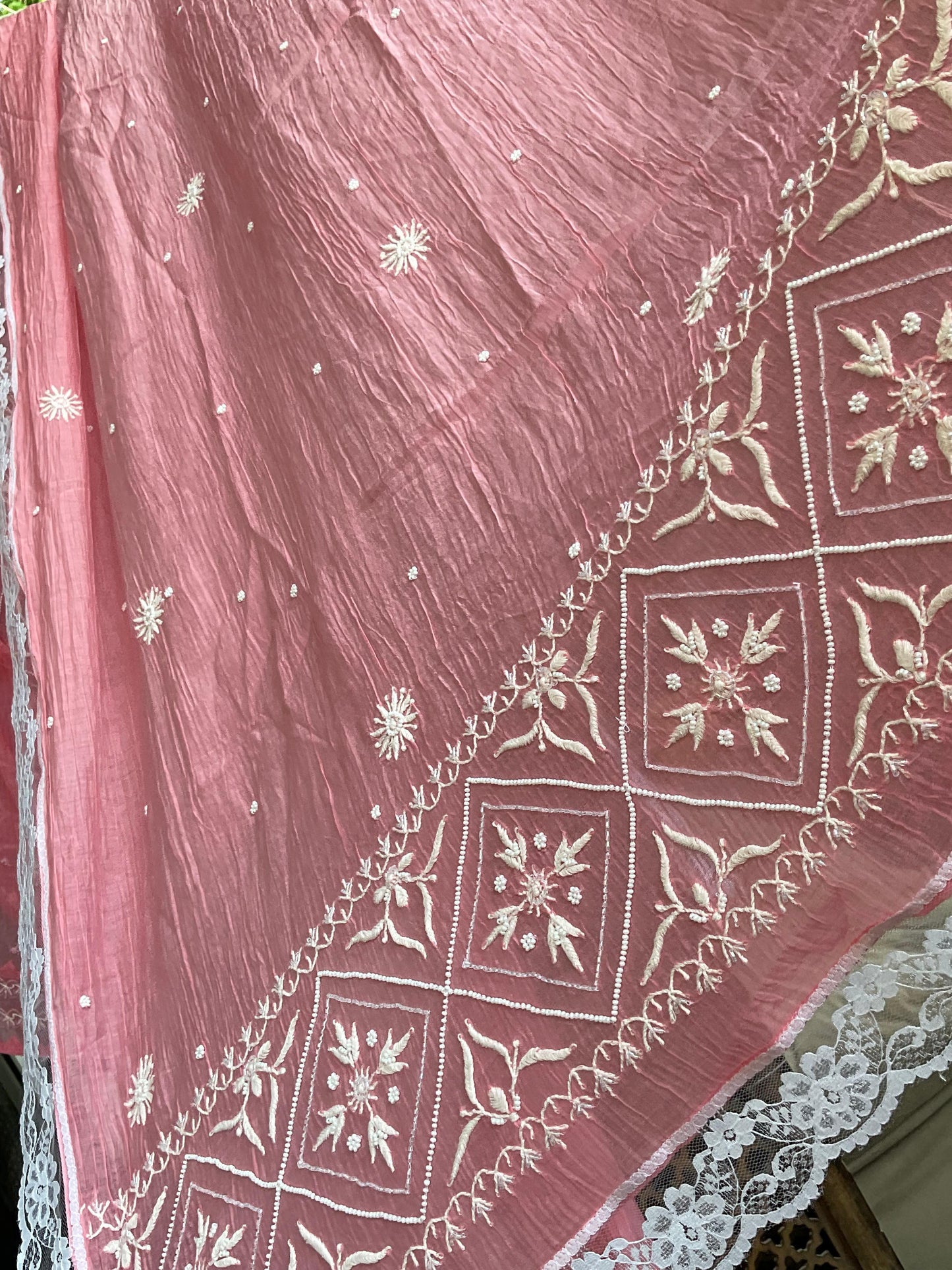 Ensemble Kurta Mulmul avec panneaux ornés de broderies Chikankari colorées et perles-Cutdana, et dupatta brodée (Lot de 3) (Non cousu)