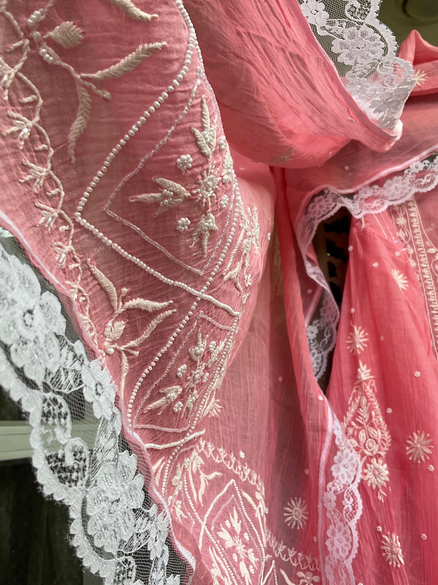 Ensemble Kurta Mulmul avec panneaux ornés de broderies Chikankari colorées et perles-Cutdana, et dupatta brodée (Lot de 3) (Non cousu)