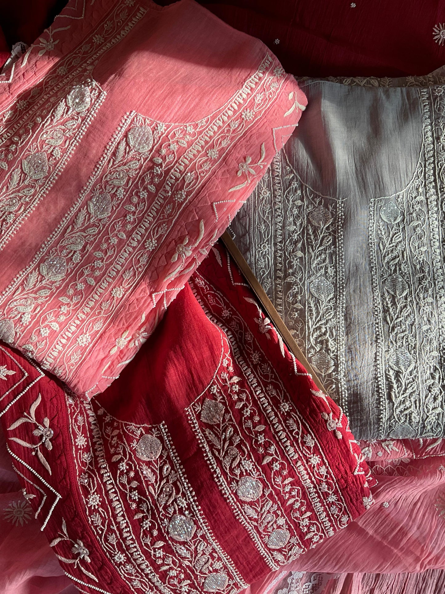 Ensemble Kurta Mulmul avec panneaux ornés de broderies Chikankari colorées et perles-Cutdana, et dupatta brodée (Lot de 3) (Non cousu)