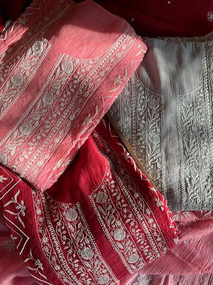 Ensemble Kurta Mulmul avec panneaux ornés de broderies Chikankari colorées et perles-Cutdana, et dupatta brodée (Lot de 3) (Non cousu)
