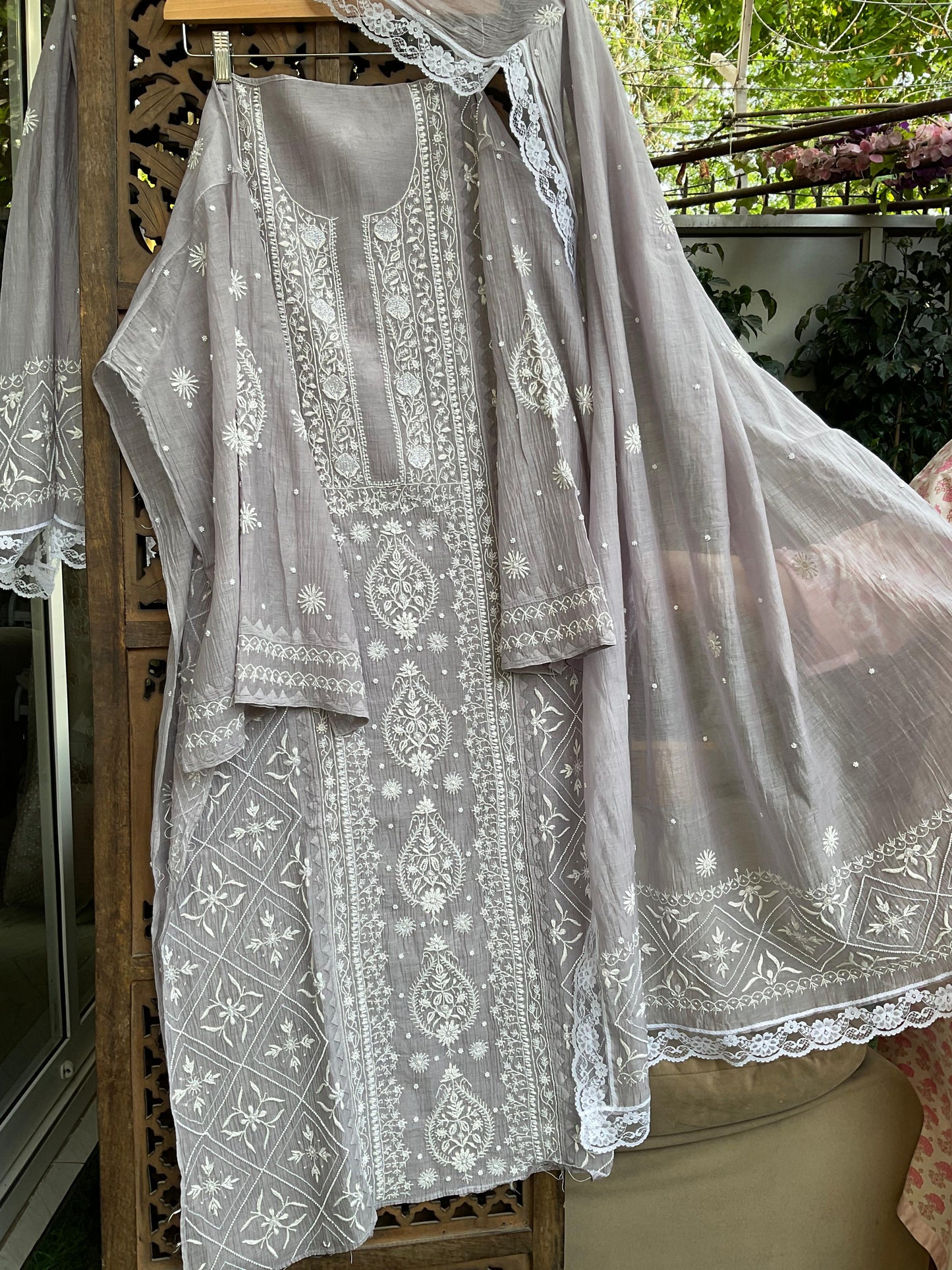 Ensemble Kurta Mulmul avec panneaux ornés de broderies Chikankari colorées et perles-Cutdana, et dupatta brodée (Lot de 3) (Non cousu)