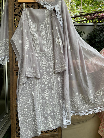 Ensemble Kurta Mulmul avec panneaux ornés de broderies Chikankari colorées et perles-Cutdana, et dupatta brodée (Lot de 3) (Non cousu)