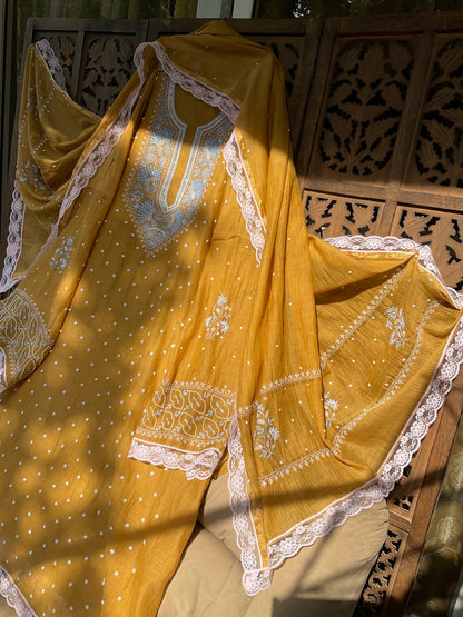 Ensemble Kurta avec broderie Chikankari multi-fils et embellissements de perles Cutdana avec Dupatta fait main (Ensemble de 3) (Cousu)