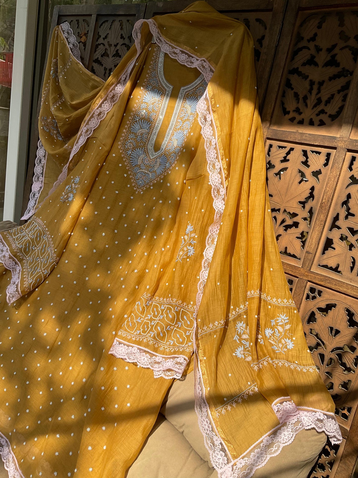 Ensemble Kurta avec broderie Chikankari multi-fils et embellissements de perles Cutdana avec Dupatta fait main (Ensemble de 3) (Cousu)