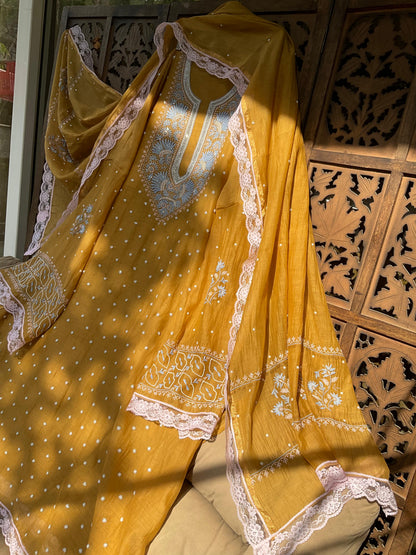 Ensemble Kurta avec broderie Chikankari multi-fils et embellissements de perles Cutdana avec Dupatta fait main (Ensemble de 3) (Cousu)