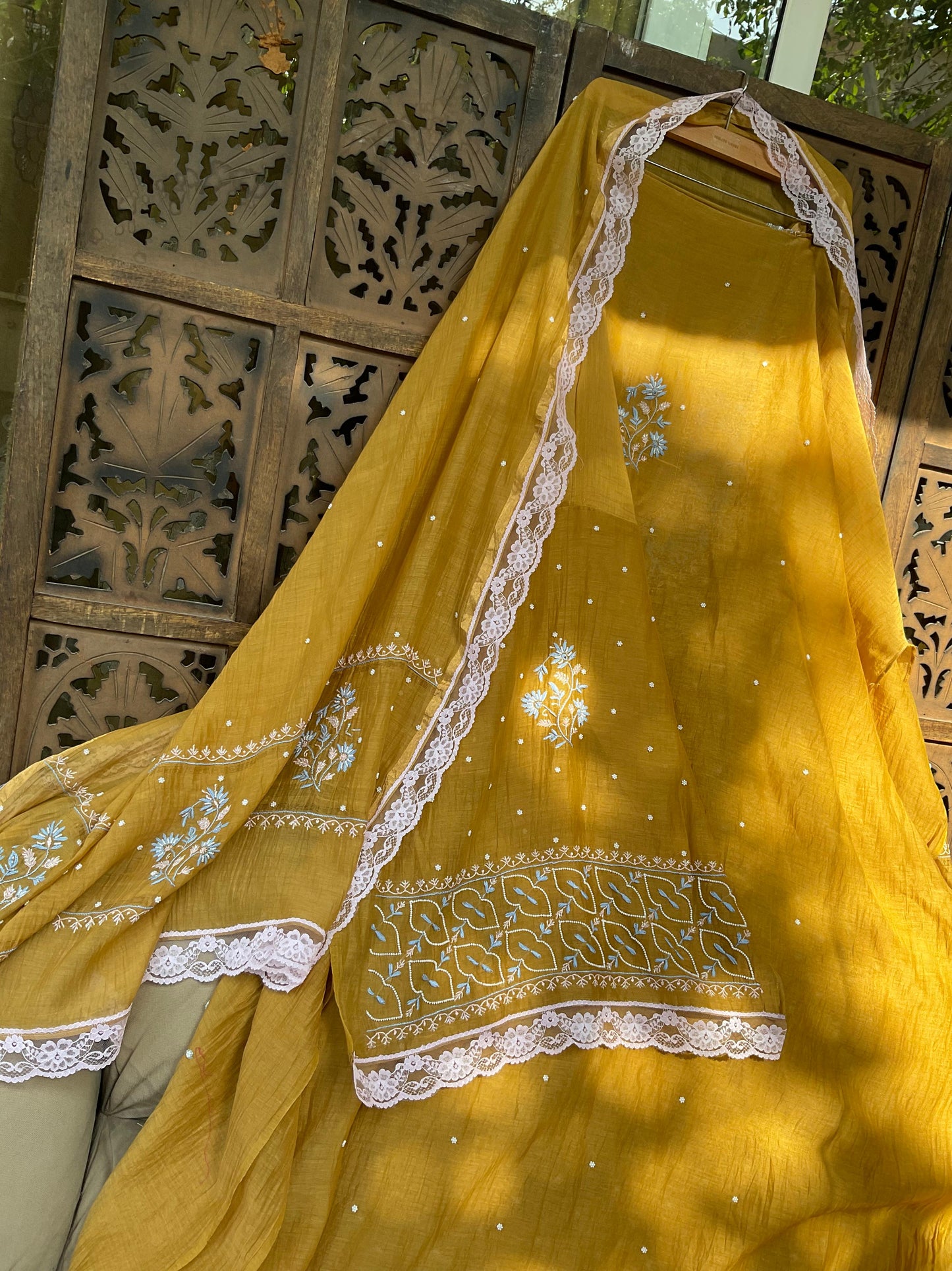 Ensemble Kurta avec broderie Chikankari multi-fils et embellissements de perles Cutdana avec Dupatta fait main (Ensemble de 3) (Cousu)