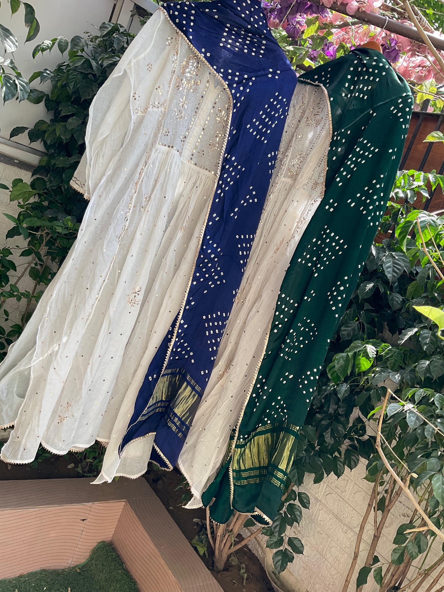 Ensemble Kurta en voile de coton avec broderies Kaamdani et Mukesh et dupatta en soie Bandhani Gaji (Ensemble de 3 pièces) (Semi-cousu)