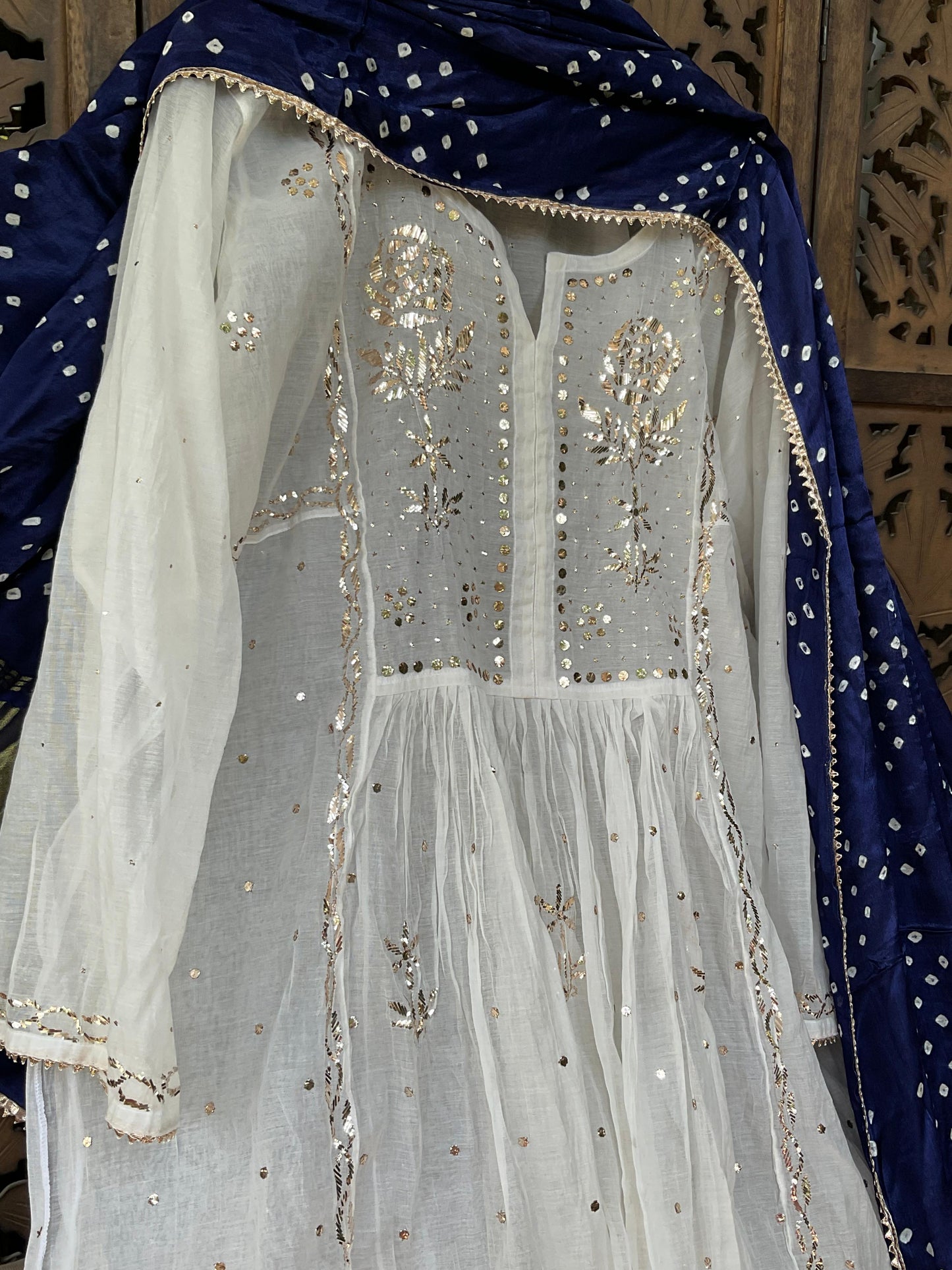 Ensemble Kurta en voile de coton avec broderies Kaamdani et Mukesh et dupatta en soie Bandhani Gaji (Ensemble de 3 pièces) (Semi-cousu)