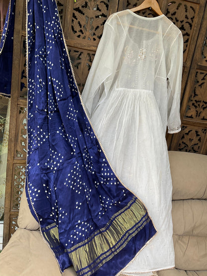 Ensemble Kurta en voile de coton avec broderies Kaamdani et Mukesh et dupatta en soie Bandhani Gaji (Ensemble de 3 pièces) (Semi-cousu)
