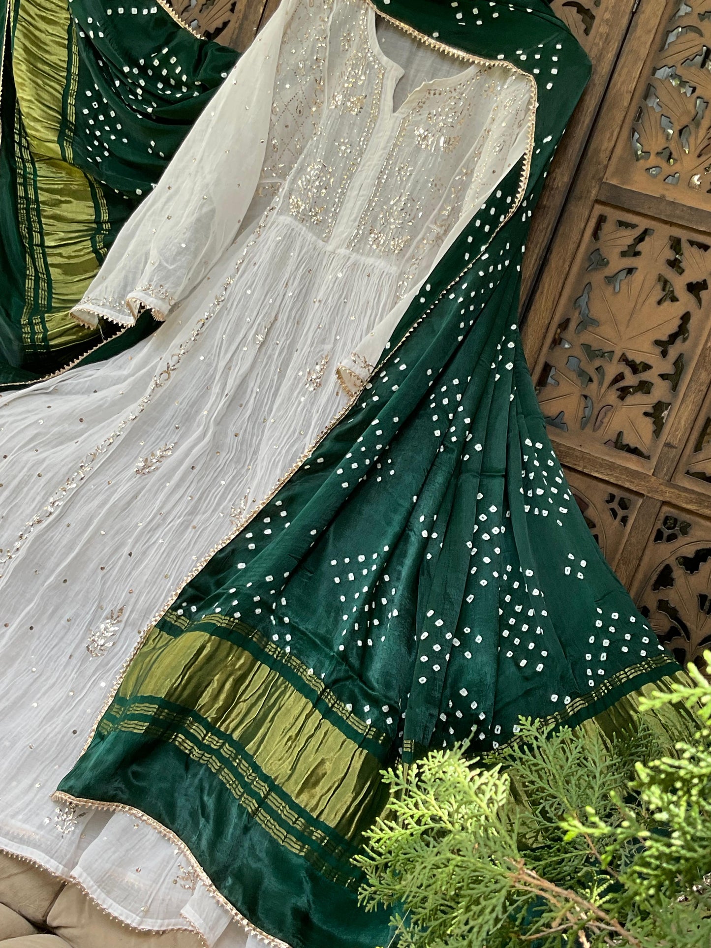 Ensemble Kurta en voile de coton avec broderies Kaamdani et Mukesh et dupatta en soie Bandhani Gaji (Ensemble de 3 pièces) (Semi-cousu)