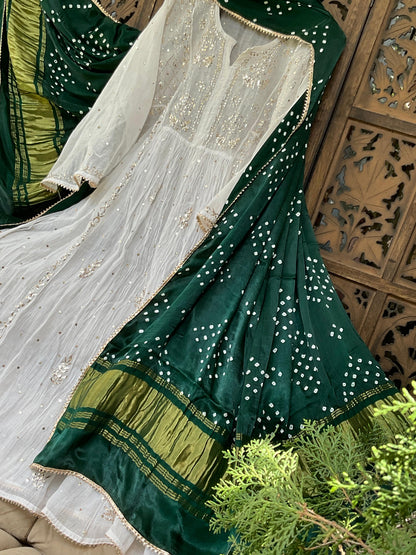 Ensemble Kurta en voile de coton avec broderies Kaamdani et Mukesh et dupatta en soie Bandhani Gaji (Ensemble de 3 pièces) (Semi-cousu)