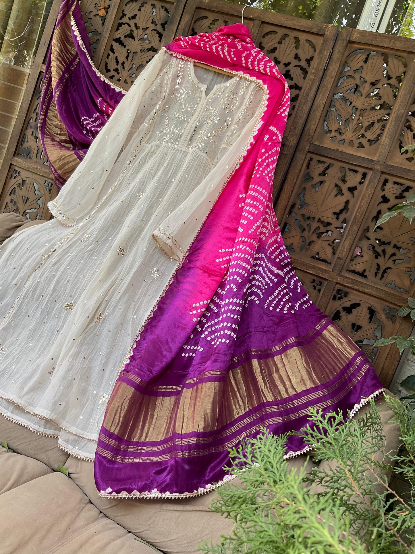 Ensemble Kurta Mulmul avec travail Kaamdani et Mukesh, et dupatta en soie Gaji Bandhini (lot de 2) (non cousu)
