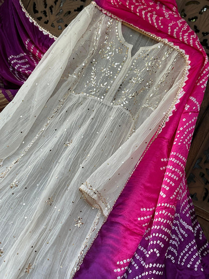 Ensemble Kurta Mulmul avec travail Kaamdani et Mukesh, et dupatta en soie Gaji Bandhini (lot de 2) (non cousu)