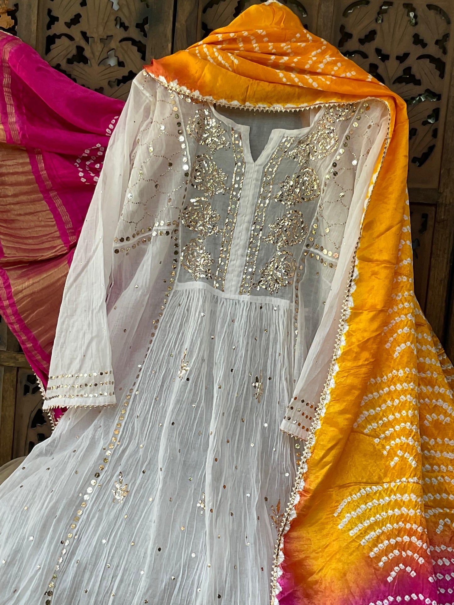 Ensemble Kurta Mulmul avec travail Kaamdani et Mukesh, et dupatta en soie Gaji Bandhini (lot de 2) (non cousu)