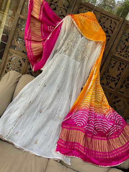 Ensemble Kurta Mulmul avec travail Kaamdani et Mukesh, et dupatta en soie Gaji Bandhini (lot de 2) (non cousu)