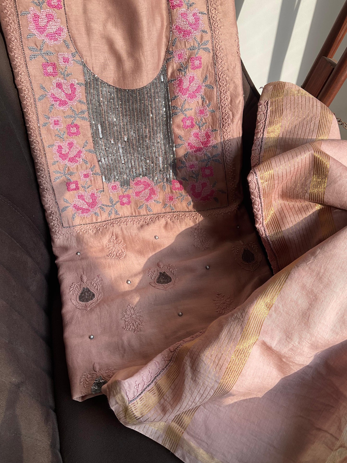 Ensemble Kurta en pure soie de Chanderi avec motifs Chikankari, encolure ornée de broderies au point de croix et de sequins, et dupatta brodé (ensemble de 3 pièces) (non cousu)